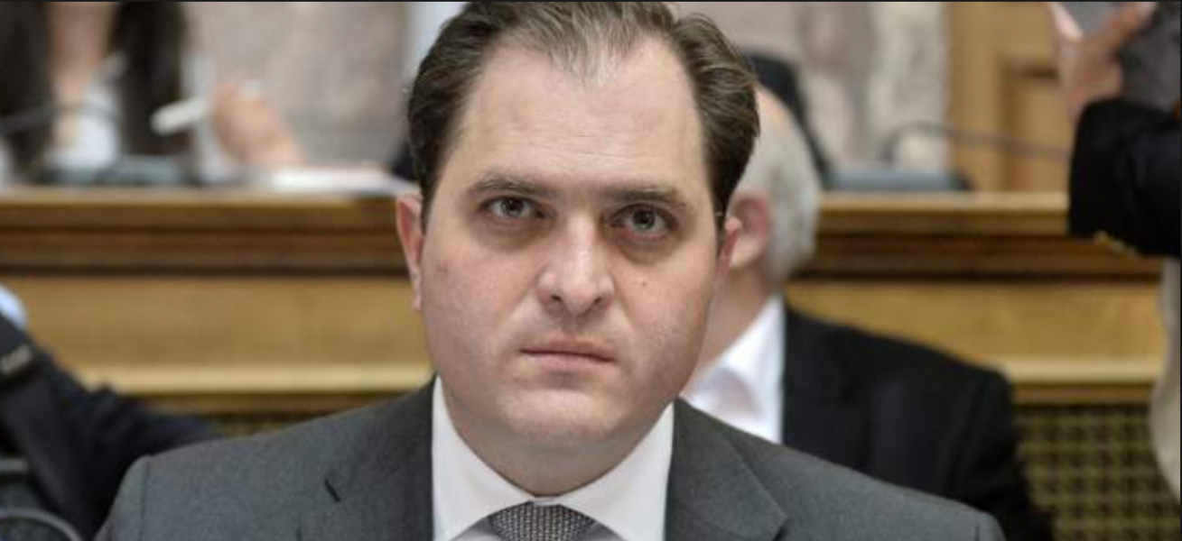 Έξαλλος ο Πιτσιλής με τον εφοριακό που έλυνε σταυρόλεξο εν ώρα υπηρεσίας