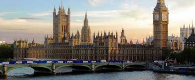Εκκενώθηκε προσωρινά το βρετανικό κοινοβούλιο μετά από συναγερμό για φωτιά