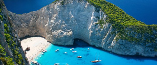Guardian: Αριθμός- ρεκόρ οι 30 εκατ. τουρίστες που θα έρθουν στην Ελλάδα