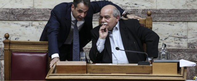 Ο Βούτσης εξηγεί στον Μητσοτάκη γιατί η Βουλή δεν είναι ξέφραγο αμπέλι