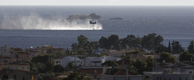 Υπό έλεγχο η φωτιά στα Καλύβια – Τα εναέρια μέσα έσωσαν την κατάσταση [εικόνες, video]