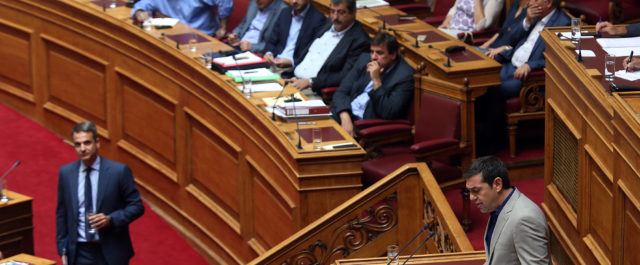 Το αιχμηρό σχόλιο Τσίπρα στον Μητσοτάκη που καθυστέρησε να πάει στη Βουλή