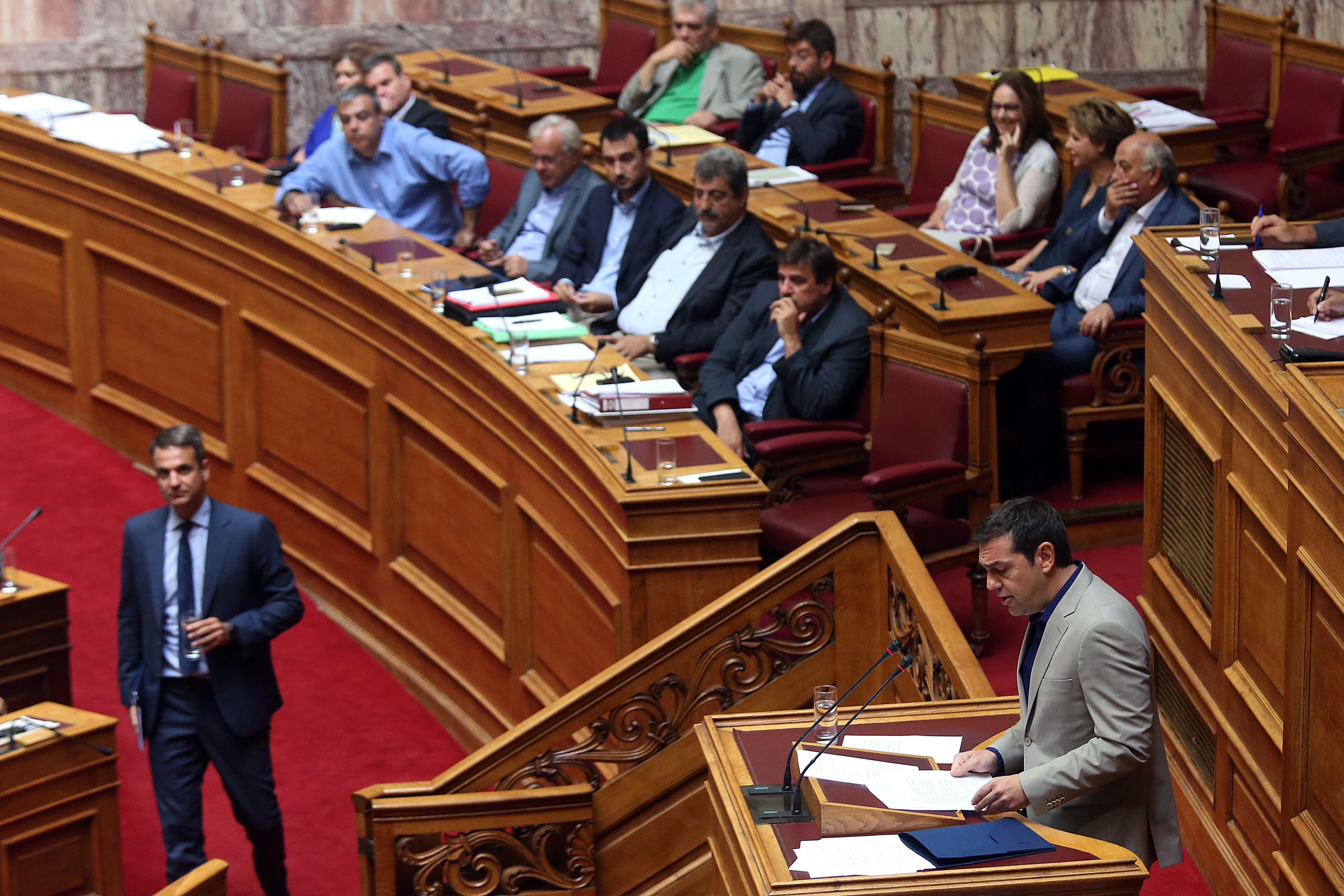 Το αιχμηρό σχόλιο Τσίπρα στον Μητσοτάκη που καθυστέρησε να πάει στη Βουλή