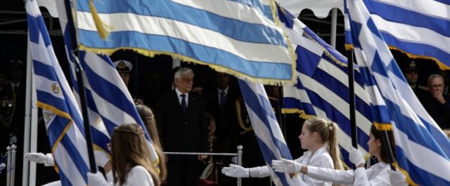 Η απάντηση Γαβρόβλου στις επικρίσεις για τους σημαιοφόρους