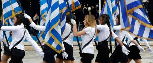 Πολιτικός “πόλεμος” για τους σημαιοφόρους- Οι αντιδράσεις και η απάντηση Γαβρόγλου
