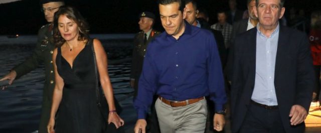 Ο Τσίπρας στις Πρέσπες για τη συναυλία- αφιέρωμα στο Νίκο Γκάτσο [εικόνες]