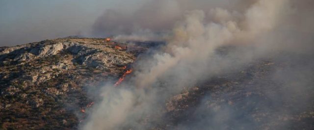 Απειλεί σπίτια η πυρκαγιά στην Ανάβυσσο – Τρεις πυροσβέστες τραυματίες