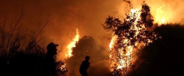 Μάχη με τις φλόγες σε Κάλαμο, Γραμματικό- Σχέδιο εμπρησμών βλέπει η κυβέρνηση