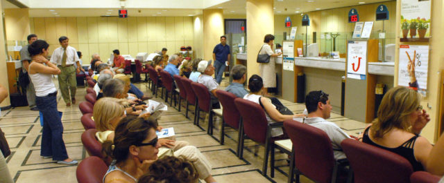 Πληρώνεις φόρους με μετρητά; Από 1,2 έως 1,5 ευρώ η τραπεζική προμήθεια
