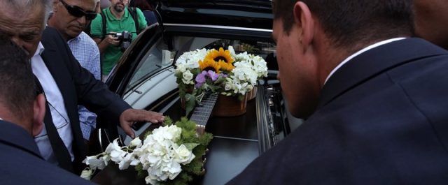 “Έφυγε” παρέα με την κιθάρα της- Θρήνος στο τελευταίο αντίο στην Αρλέτα