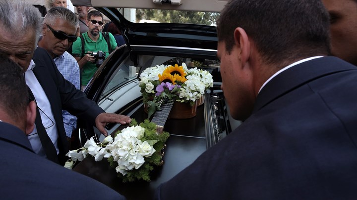 “Έφυγε” παρέα με την κιθάρα της- Θρήνος στο τελευταίο αντίο στην Αρλέτα