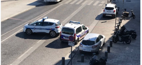 Βίντεο σοκ: Η στιγμή που το αυτοκίνητο πέφτει στη στάση λεωφορείου στη Μασσαλία
