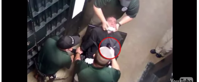 Βίντεο σοκ: Αστυνομικοί βασανίζουν με taser νεαρό κρατούμενο