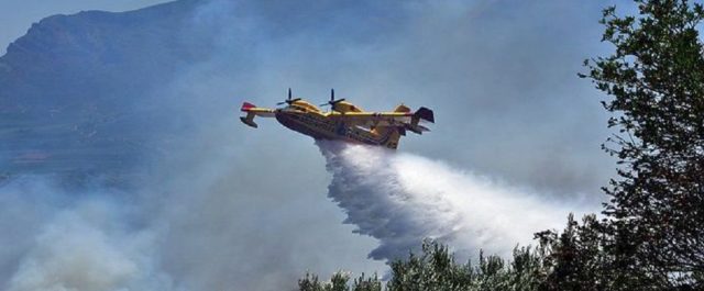 Φωτιά στην Καστάνια Μεσσήνης, υπό μερικό έλεγχο στην Αχλαδινή Ηλείας