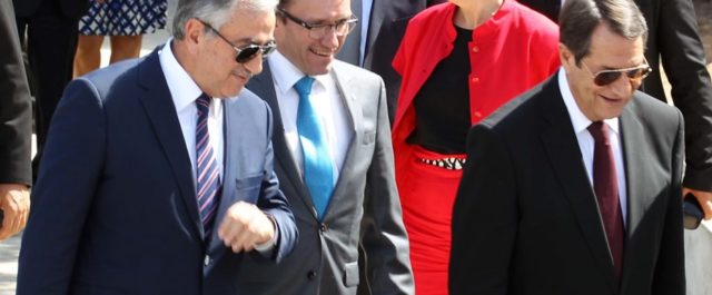 “Θύελλα” στη Λευκωσία για μυστική συνάντηση Έϊντε με τον ΓΓ του ΑΚΕΛ