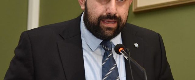 “Δεκανίκι της ΝΔ” αποκαλεί τον δήμαρχο Κυθήρων η κυβέρνηση