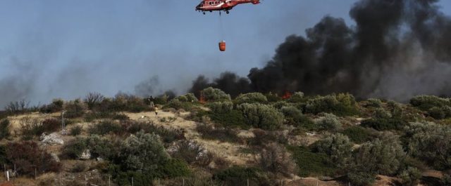 Ανάβυσσος: Καλύτερα οι τρεις πυροσβέστες, ελέγχεται η φωτιά, μεγάλη πυρκαγιά στη Λέσβο