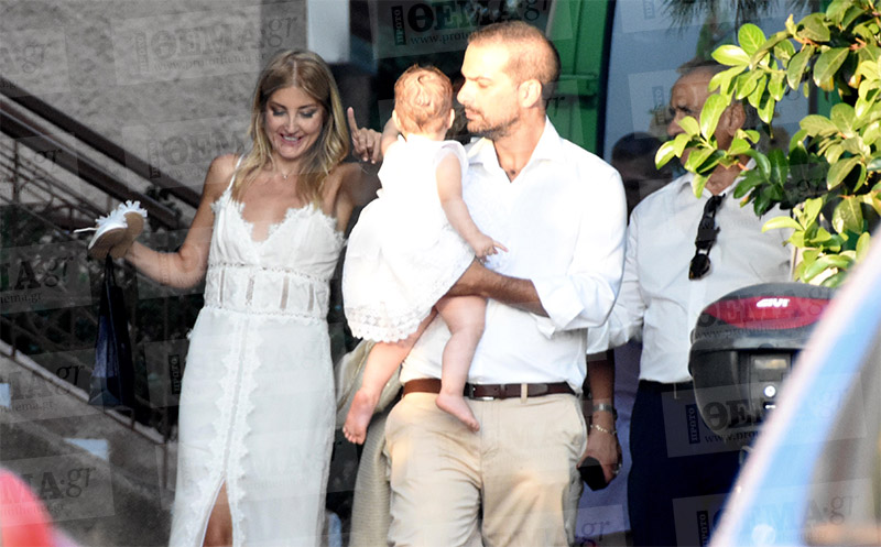 Γαβριήλ Σακελαρίδης και Ράνια Τζίμα βάφτισαν την κόρη τους σε κλειστό κύκλο [εικόνες]