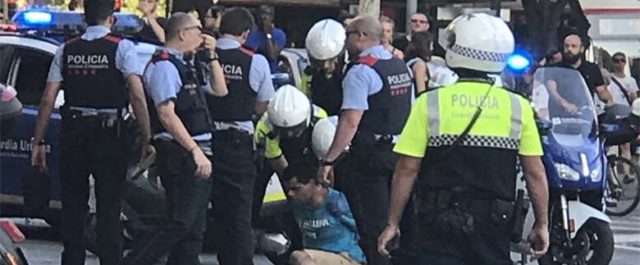 Βαρκελώνη: Η στιγμή της σύλληψης του υπόπτου, περίεργη επίθεση και σε σημείο ελέγχου