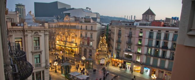 ΕΚΤΑΚΤΟ: Φορτηγάκι έπεσε στο πλήθος στο κέντρο της Βαρκελώνης, πολλοί τραυματίες, διέφυγε ο οδηγός