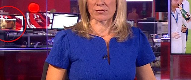Εργαζόμενος του BBC απολάμβανε αισθησιακή σκηνή την ώρα του δελτίου ειδήσεων!