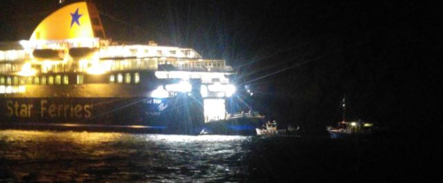 Καρέ καρέ η απομάκρυνση των επιβατών του Blue Star Patmos