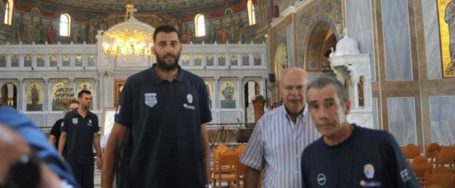 Γιατί τα “ψαλε” στον Βασιλακόπουλο ο Μπουρούσης μέσα σε εκκλησία!