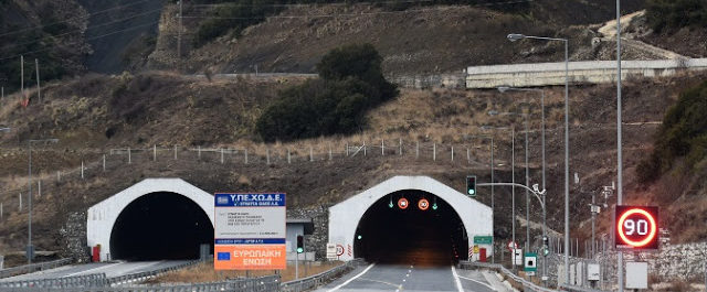 Εγνατία Οδός: Ουρά χιλιομέτρων γιατί σκύλος έκανε τη βόλτα του σε σήραγγα! [εικόνες]