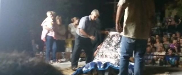 Θαύμα, θαύμα: Εικόνα βαρά μόνη της τους πιστούς που την αγγίζουν!