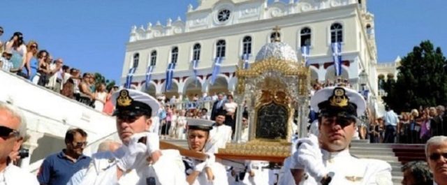 Κατάνυξη και πλήθος κόσμου στη λιτάνευση της εικόνας της Παναγίας στην Τήνο