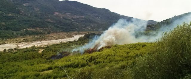 Ελέγχεται η φωτιά στην Ηλεία – Κίνδυνος αναζωπυρώσεων