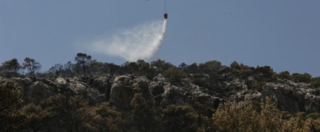 Ο ΣΥΡΙΖΑ συγχαίρει όσους παλεύουν με τις φλόγες, ο Κικίλιας βλέπει θεωρίες συνωμοσίας