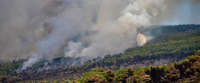 Πύρινα μέτωπα σε Ρυτό Κορινθίας, βόρεια Κέρκυρα