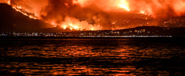 Εικόνες σοκ: Η φωτιά στον Κάλαμο από την Εύβοια