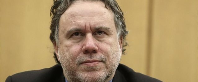 Η ανάρτηση Κατρούγκαλου με τη γυναίκα να χτυπά έναν skinhead και το σχόλιο για τη βία [εικόνα]