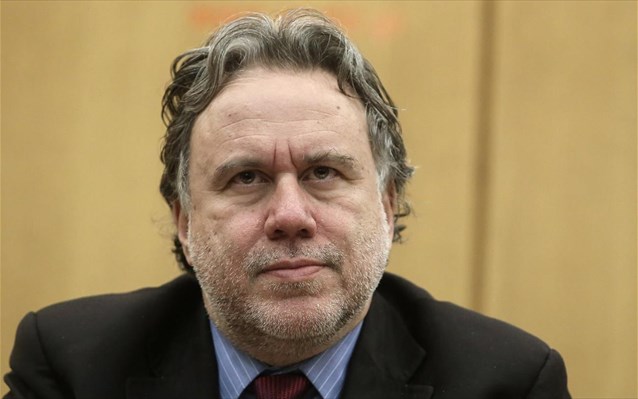 Η ανάρτηση Κατρούγκαλου με τη γυναίκα να χτυπά έναν skinhead και το σχόλιο για τη βία [εικόνα]