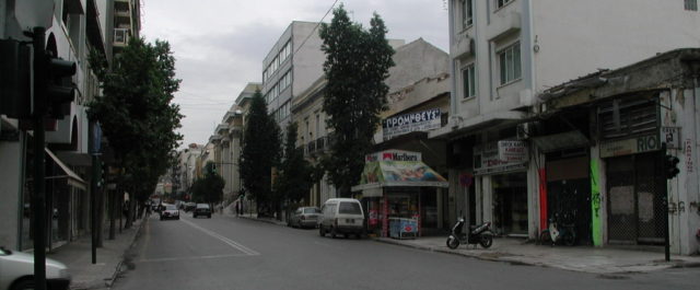 Πάτρα: Τράκαρε λεωφορείο, την κοπάνησε και παραλίγο να πατήσει αστυνομικό! [εικόνες]