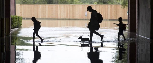 Ο “Χάρβεϊ” άφησε το Τέξας για τη Λουιζιάνα αφήνοντας 33 νεκρούς και δεκάδες χιλιάδες άστεγους [εικόνες]