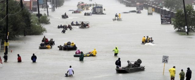 “Σάρωσε” ο Χάρβεϊ: 18 νεκροί, 30.000 εγκατέλειψαν τα σπίτια τους! [εικόνες]