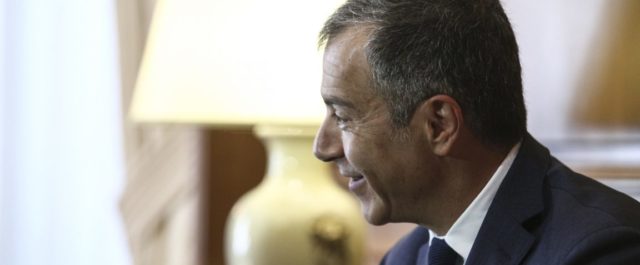 Πως βλέπουν Μαξίμου και Ν.Δ την υποψηφιότητα Θεοδωράκη