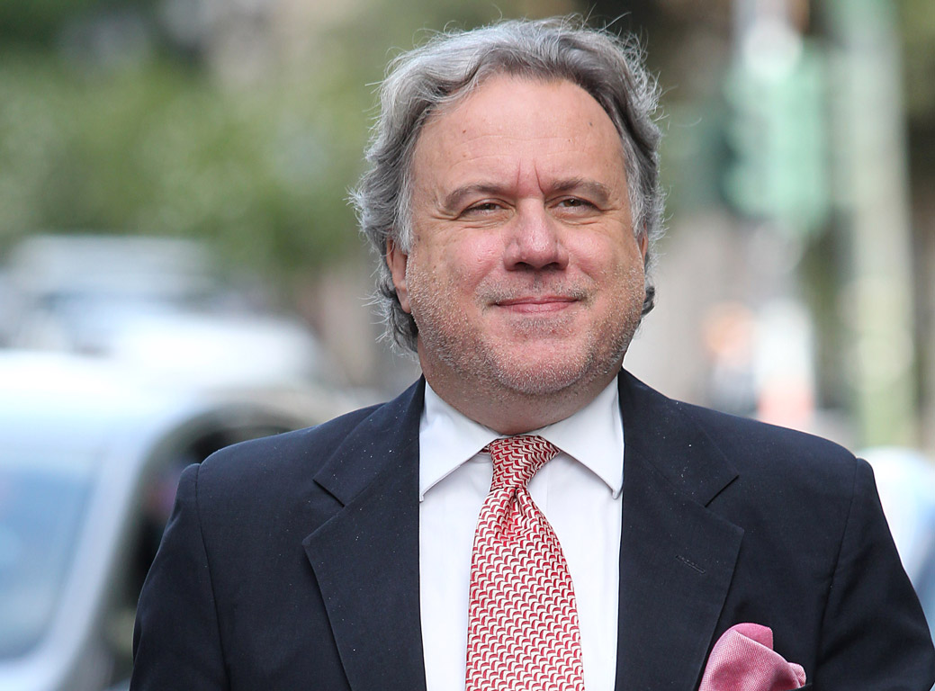 Ο Κατρούγκαλος με κοστούμι και… σαγιονάρες [εικόνα]