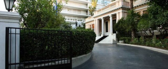 Μαξίμου για Μαρινάκη: «Όταν έχεις μάθει να εκτελείς συμβόλαια δεν έχεις πολλά περιθώρια για δημοσιογραφία»
