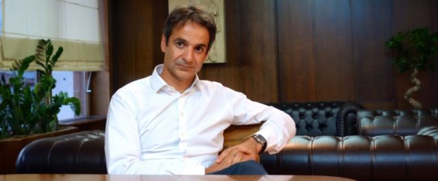 Μέλη του «Ρουβίκωνα» πέταξαν φυλλάδια έξω από το σπίτι Μητσοτάκη