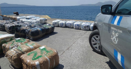 Κύθηρα: Χειροπέδες σε Ιταλό κι Αλβανό που μετέφεραν δύο τόνους κάνναβης [εικόνες]