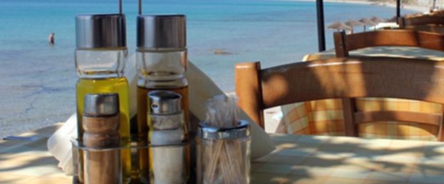 Τέλος το χύμα λαδόξυδο στα εστιατόρια, πόσο ανεβαίνει η λυπητερή για τον πελάτη!