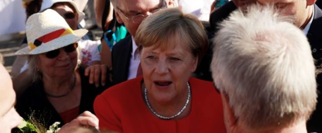 DW: “Αποδοκιμάστηκε η Μέρκελ σε προεκλογική της συγκέντρωση”