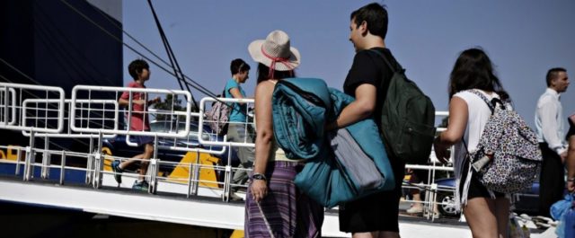Η τελευταία μεγάλη φυγή- Συνωστισμός στα λιμάνια