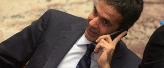 Γιατί Παπαχελάς και Καρακούσης στρέφουν τα βέλη τους κατά του Κυριάκου Μητσοτάκη;