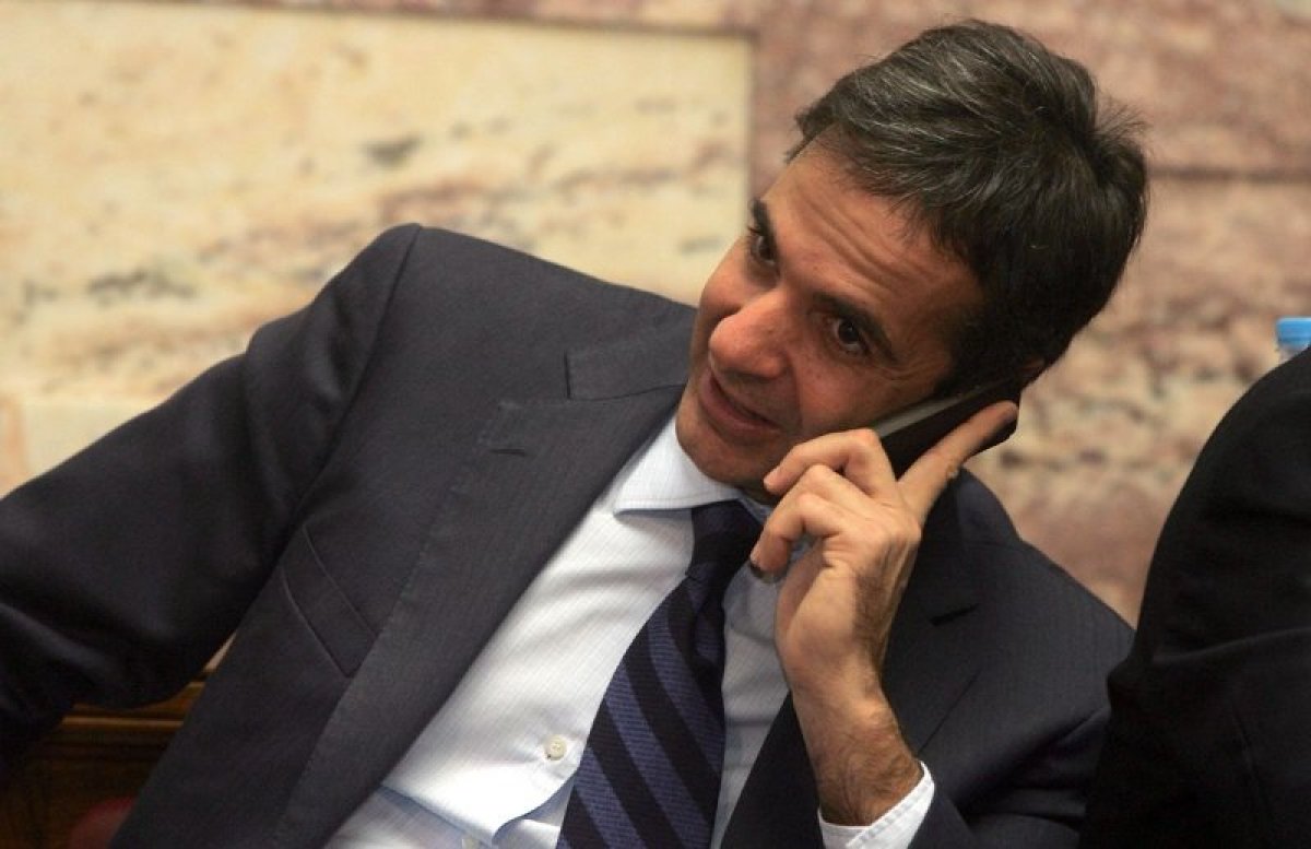 Γιατί Παπαχελάς και Καρακούσης στρέφουν τα βέλη τους κατά του Κυριάκου Μητσοτάκη;