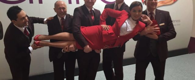 The Sun: Αεροσυνοδός της Virgin απολύθηκε για δηλητηριώδη σχόλια κατά της Rita Ora